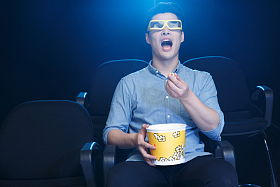 一个青年男人在电影院看电影图片