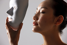 年轻女人拿着面膜图片