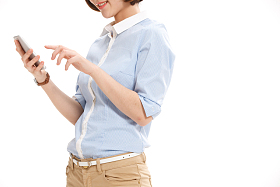 青年女人使用手机图片