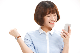 青年女人使用手机图片