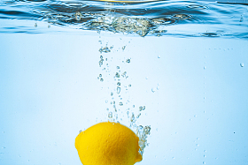 柠檬掉入水中