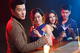 青年男女在酒吧喝酒图片