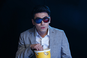 一个青年男人在电影院看电影图片