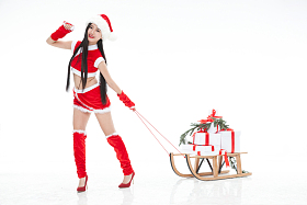 拉着圣诞礼物的年轻女人图片