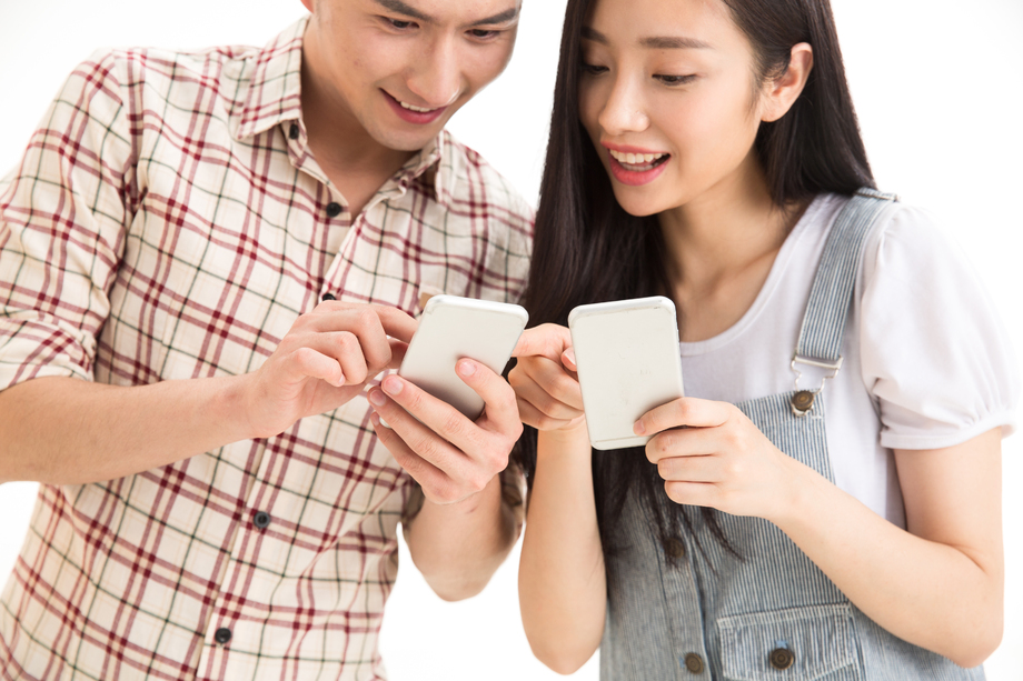 青年情侣用手机拍照照片 青年情侣用手机拍照照片