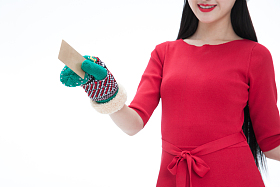 穿着圣诞服的青年女人拿着银行卡