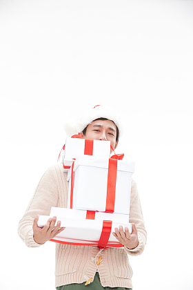 拿着礼品盒的年轻男人图片