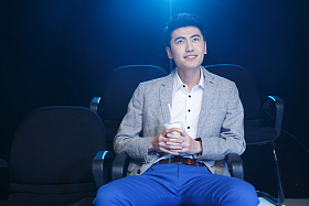 一个青年男人在电影院看电影图片