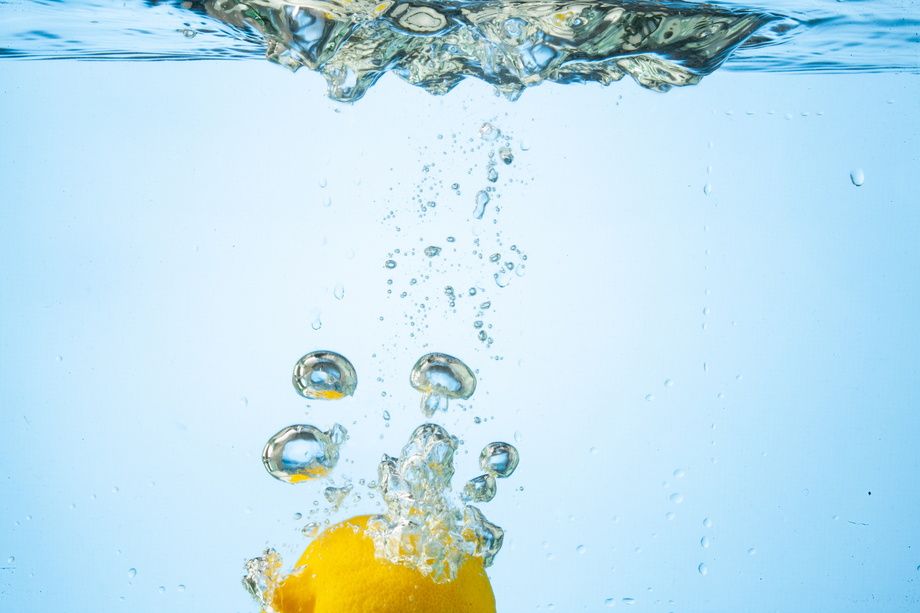 柠檬掉入水中 柠檬掉入水中