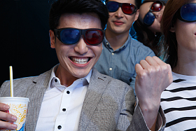 青年男女在电影院看电影图片