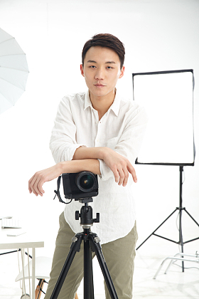 专业的男青年摄影师