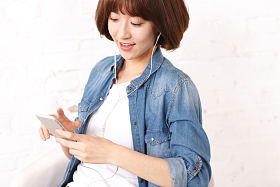 青春活力的青年女人照片