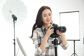 青年女摄影师拿着手机图片