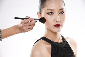 年轻女人化妆图片