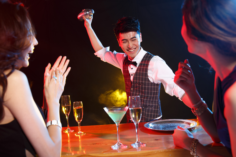 青年男女在酒吧喝酒图片