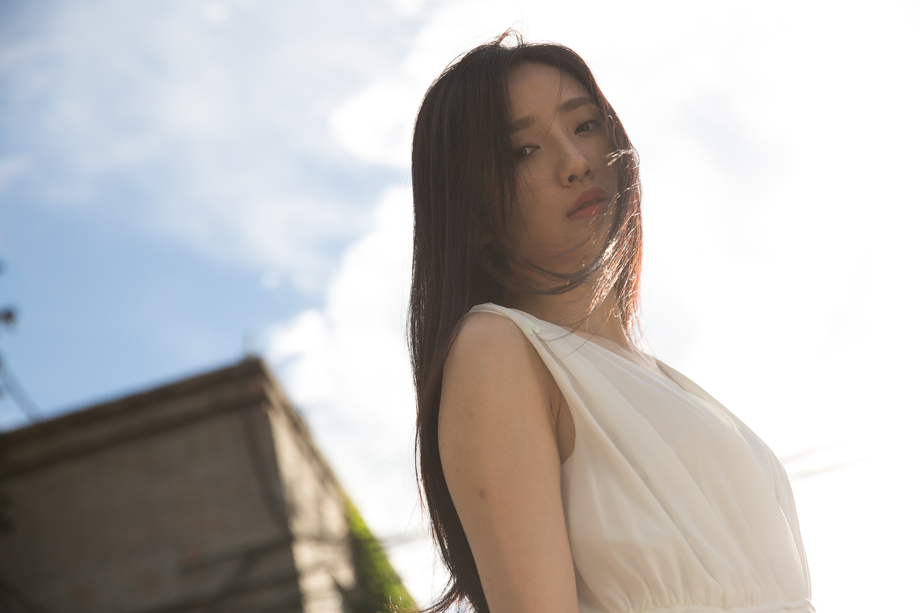 青年女人图片
