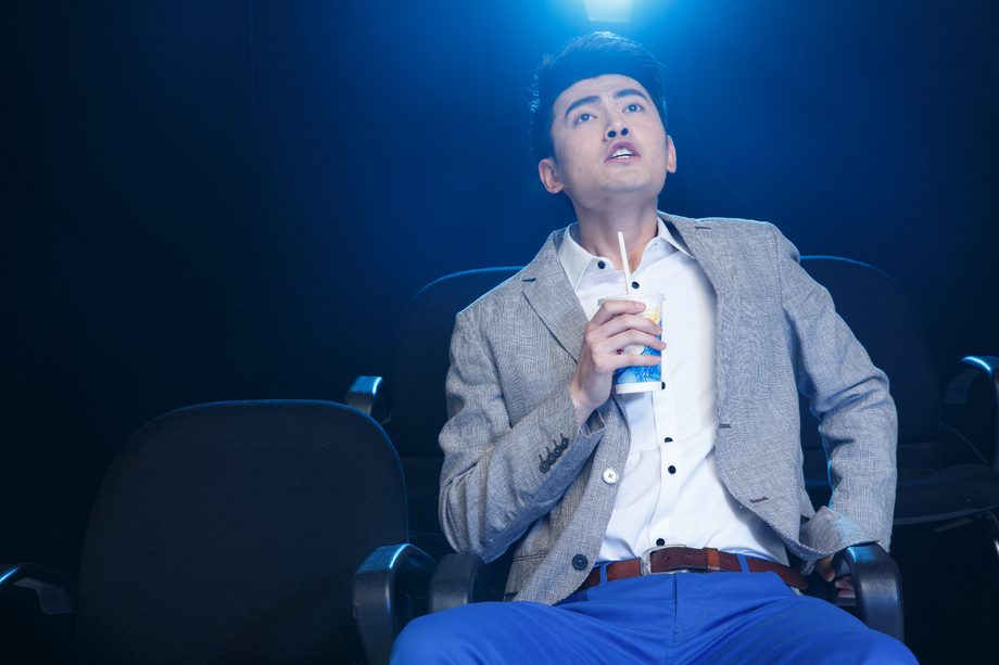 一个青年男人在电影院看电影图片