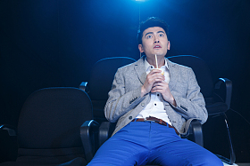 一个青年男人在电影院看电影图片