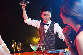 青年男女在酒吧喝酒