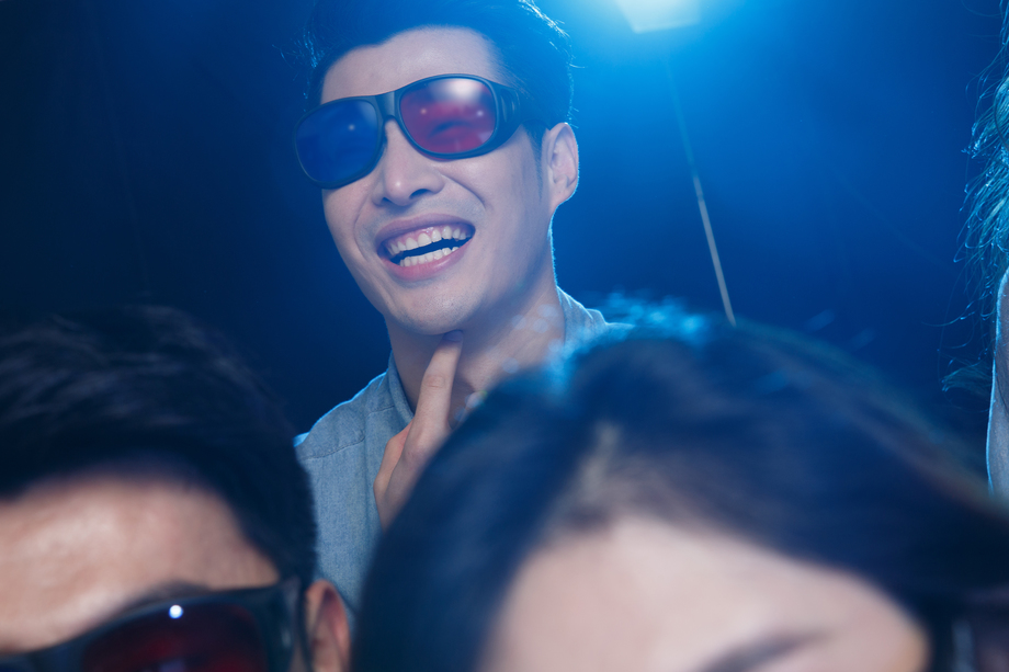 青年男女在电影院看电影图片