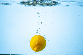柠檬掉入水中图片