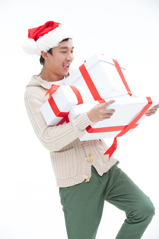 拿着礼品盒的年轻男人 拿着礼品盒的年轻男人