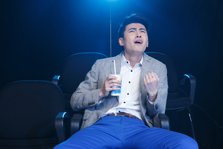一个青年男人在电影院看电影图片