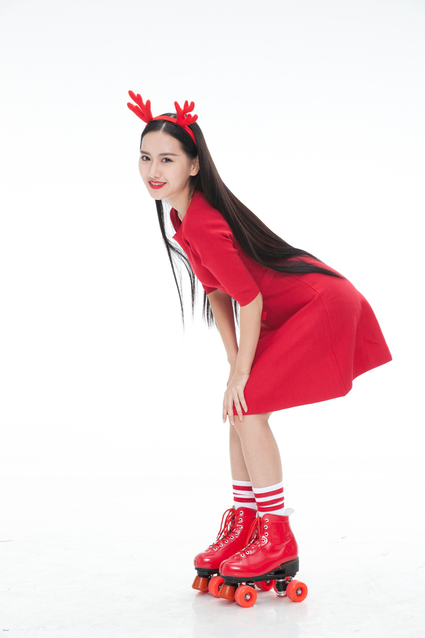滚轴溜冰的年轻女人图片