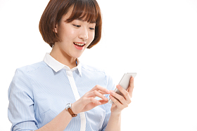 青年女人使用手机照片