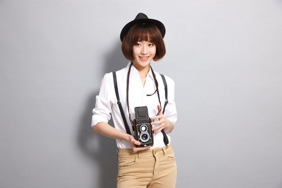 青年女人拿着照相机图片