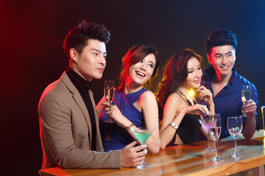 青年男女在酒吧喝酒图片