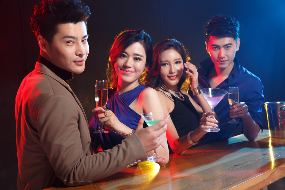 青年男女在酒吧喝酒图片 青年男女在酒吧喝酒图片