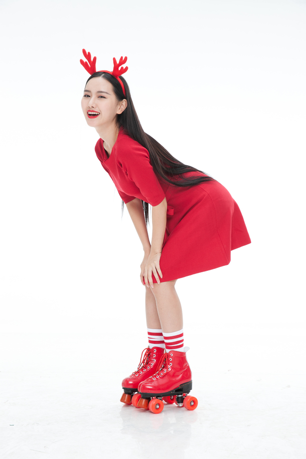 滚轴溜冰的年轻女人 滚轴溜冰的年轻女人