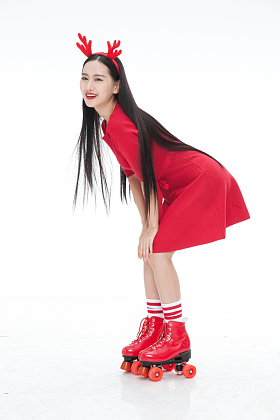 滚轴溜冰的年轻女人