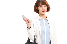 青年女人使用手机图片