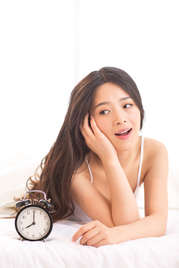 青年女人起床图片