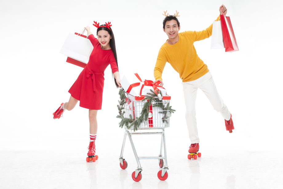 青年情侣穿着溜冰鞋购物图片 青年情侣穿着溜冰鞋购物图片