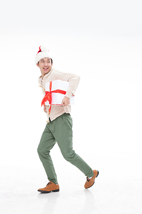 拿着礼品盒的年轻男人图片