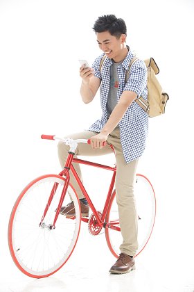 年轻的大学生骑自行车