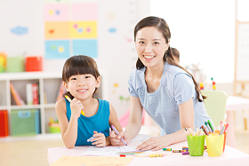 教师和女孩画画图片