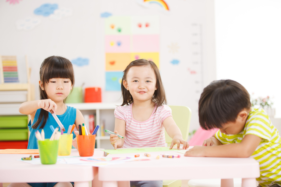 幼儿园儿童在作画照片