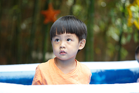 可爱的儿童在户外玩耍图片