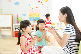 老师和儿童在幼儿园