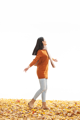 青年女人秋天郊游图片