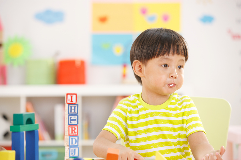 幼儿园儿童在娱乐室玩耍照片
