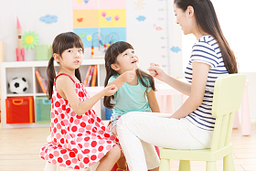 老师和儿童在幼儿园