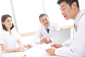 办公室里的医务工作者