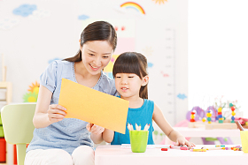 教师和女孩画画图片