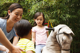 幼儿园里老师和男孩在户外