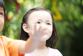 幼儿园儿童在户外活动